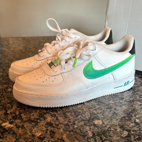 Nike Air Force 1 LV8 1 White with Green Accents EUC 8.5 or 7Y - Picture 6 of 15